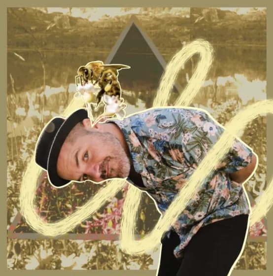 Collage de César Silveyra con sombrero, una abeja y trazos dorados