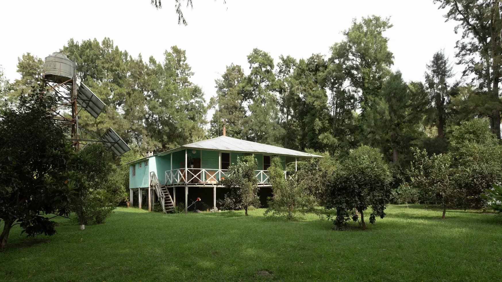 Fachada y galería de la Casa Antigua sobre pilotes