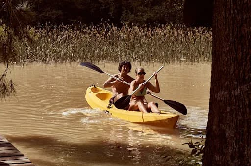 Dos personas reman en kayak por el río